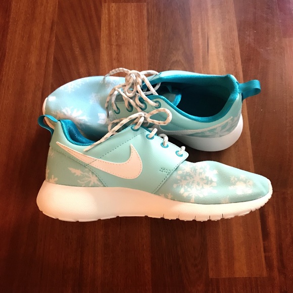 Nike Other - Nike Rosche snowflake pattern 5Y